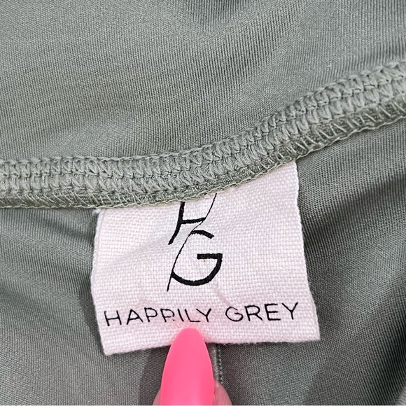 Happily Grey NWT Crossover Waist Athletic Boho Double Layer Shorts Green Sz M - Picture 10 of 11
